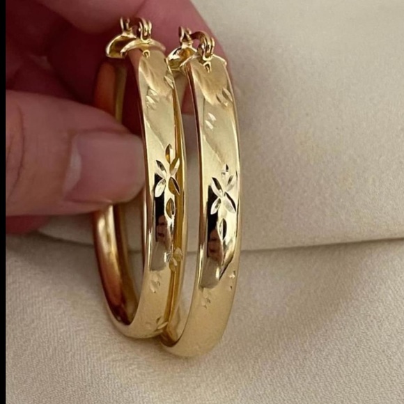 18k Gold Filled Diamond Cut Design Hoop Earrings 1.75” ✨ - Picture 6 of 9